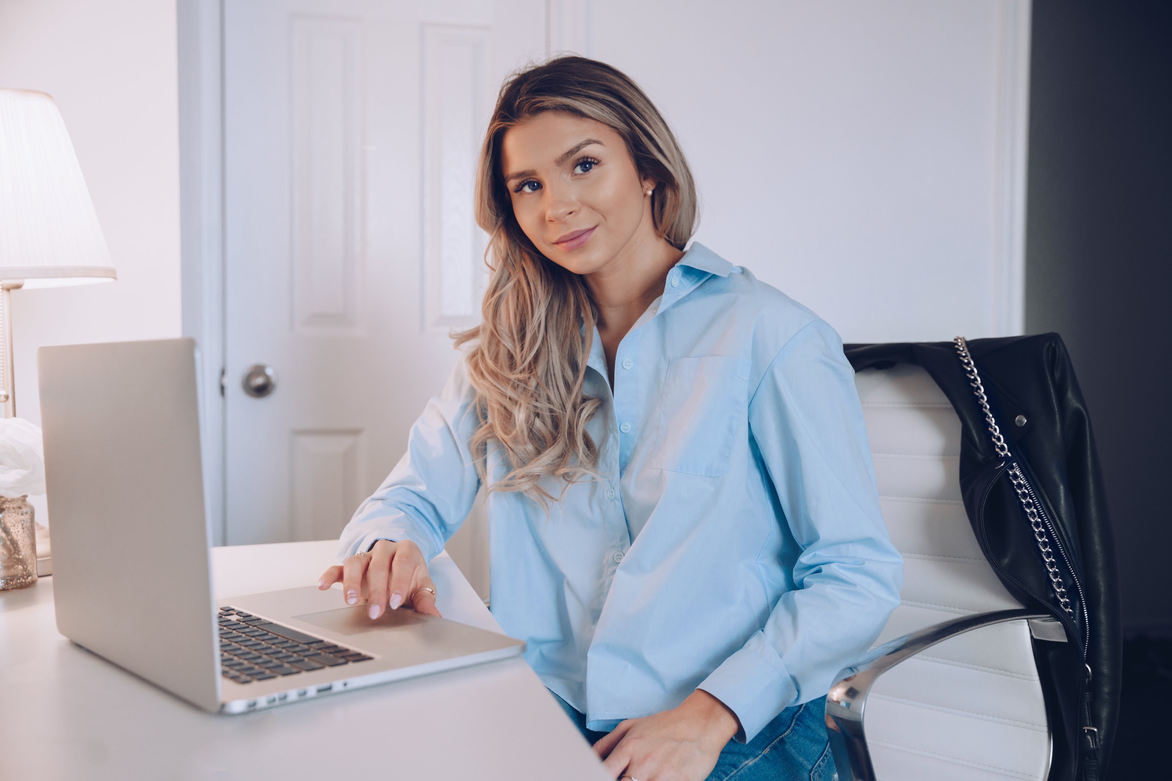 files/business-woman-with-laptop.jpg