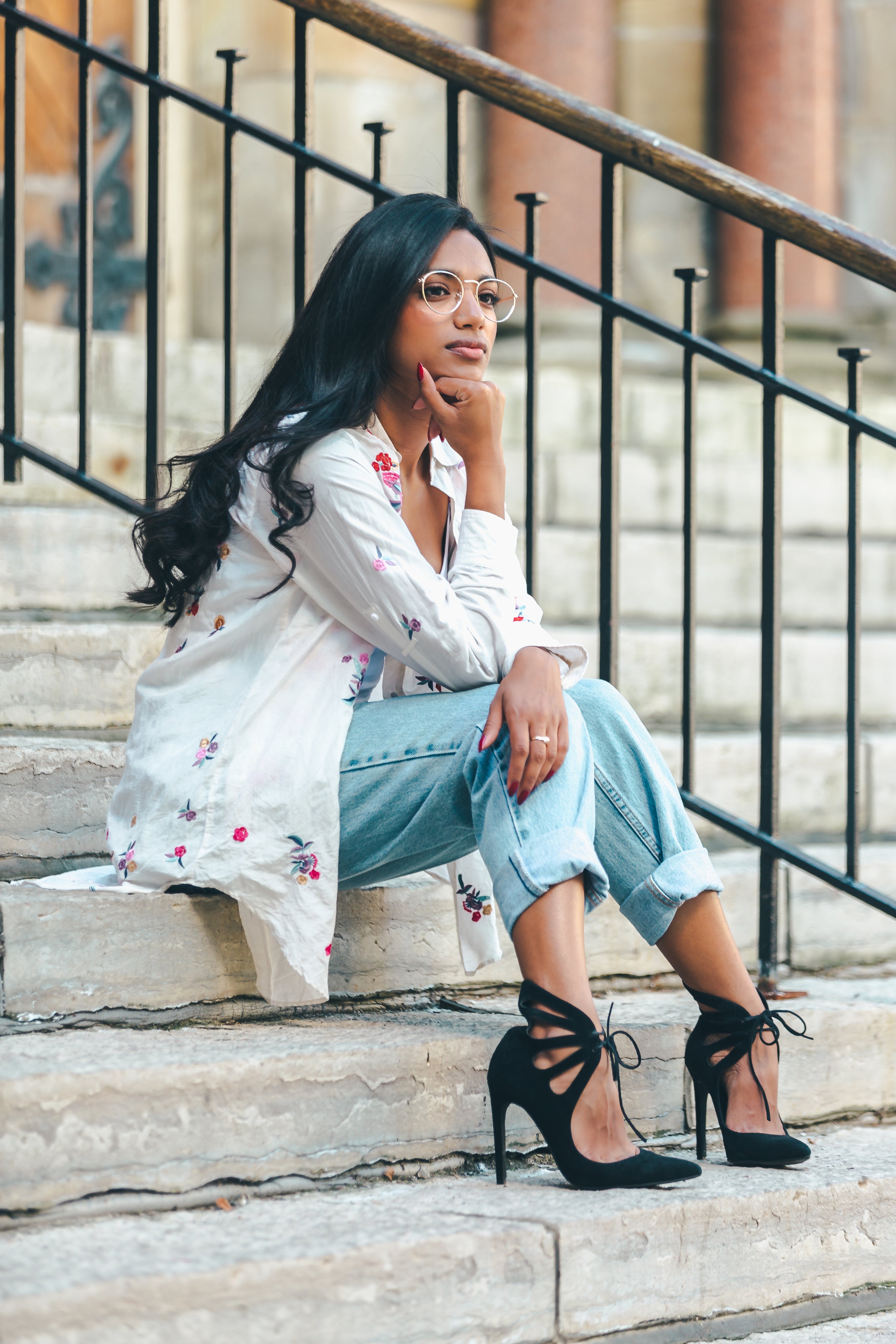 files/fashionable-woman-sitting-on-stairs.jpg